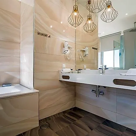 Hotel Lisotel - &